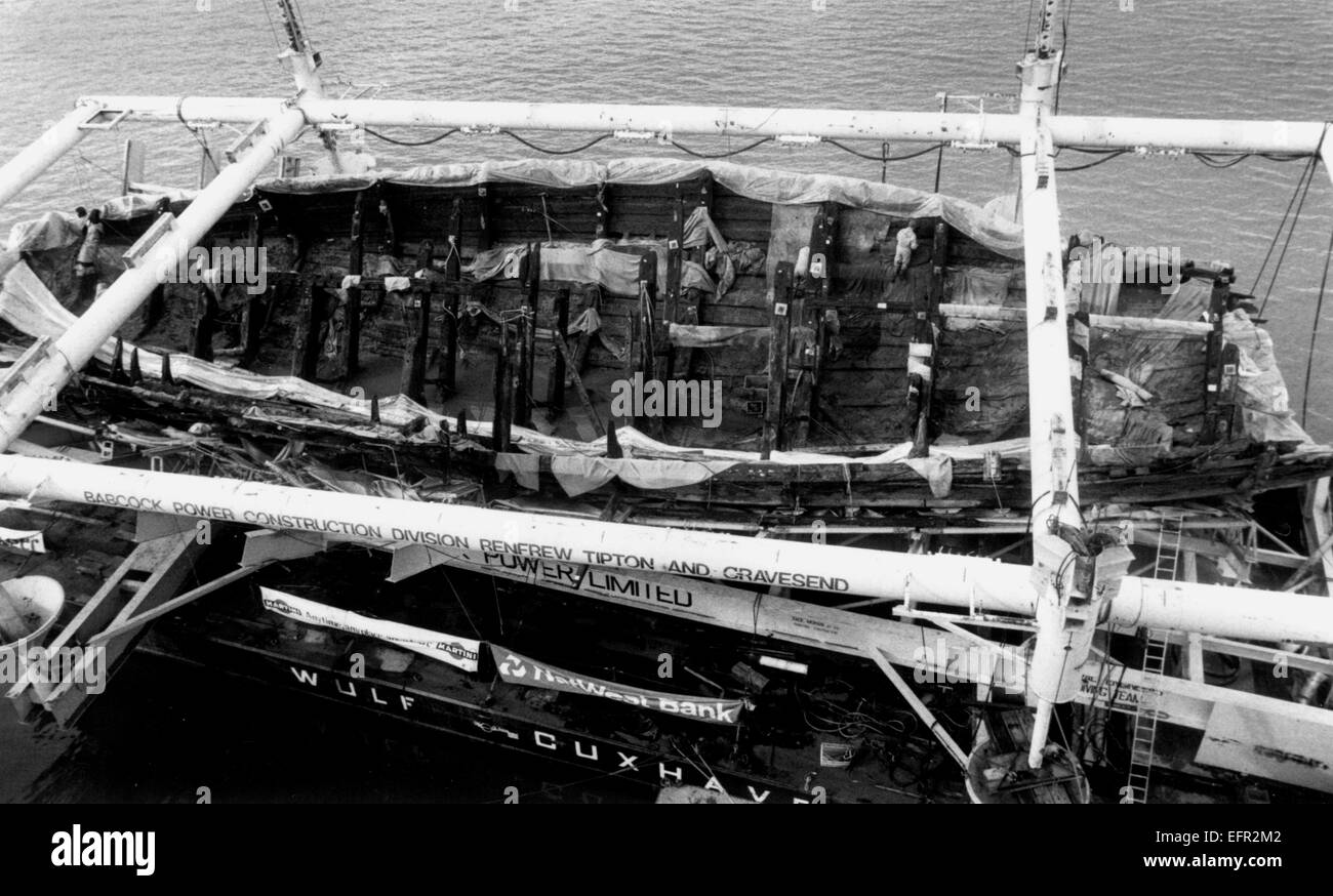 AJAXNETPHOTO. 8ème décembre 1982. PORTSMOUTH, Angleterre. - Navire de TUDOR VIENT D'ACCUEIL - LA DEMEURE DE HENRY VIII TUDOR DU MARY ROSE NAVIRE RÉCUPÉRÉ DU SOLENT SUR DES FONDS MARINS 12/10/82,ENTRE DANS LE VIEUX NR.3 QUAI À PORTSMOUTH DOCKYARD OÙ ELLE SERA basée en permanence. PHOTO:SIMON BARNET/AJAX REF:821208 06 Banque D'Images