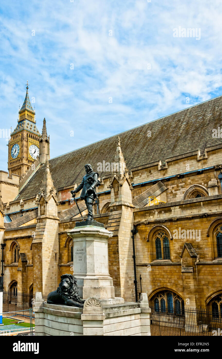 Lord Oliver Cromwell statue à l'extérieur du palais de Westminster, le Parlement, avec Big Ben en arrière-plan. London, UK Banque D'Images