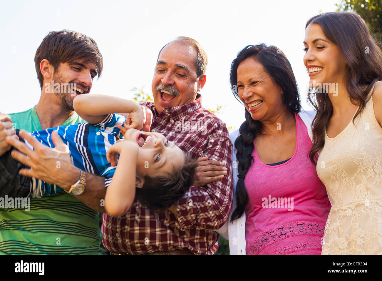 Family in garden Banque D'Images