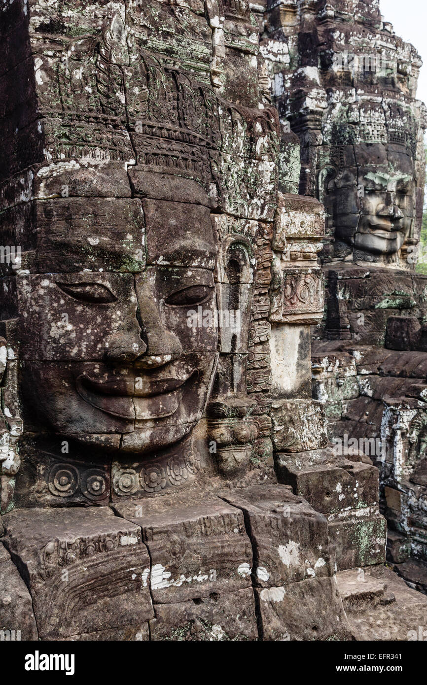 Bouddha visage sculpté dans la pierre au temple Bayon, Angkor Thom, Angkor, au Cambodge. Banque D'Images