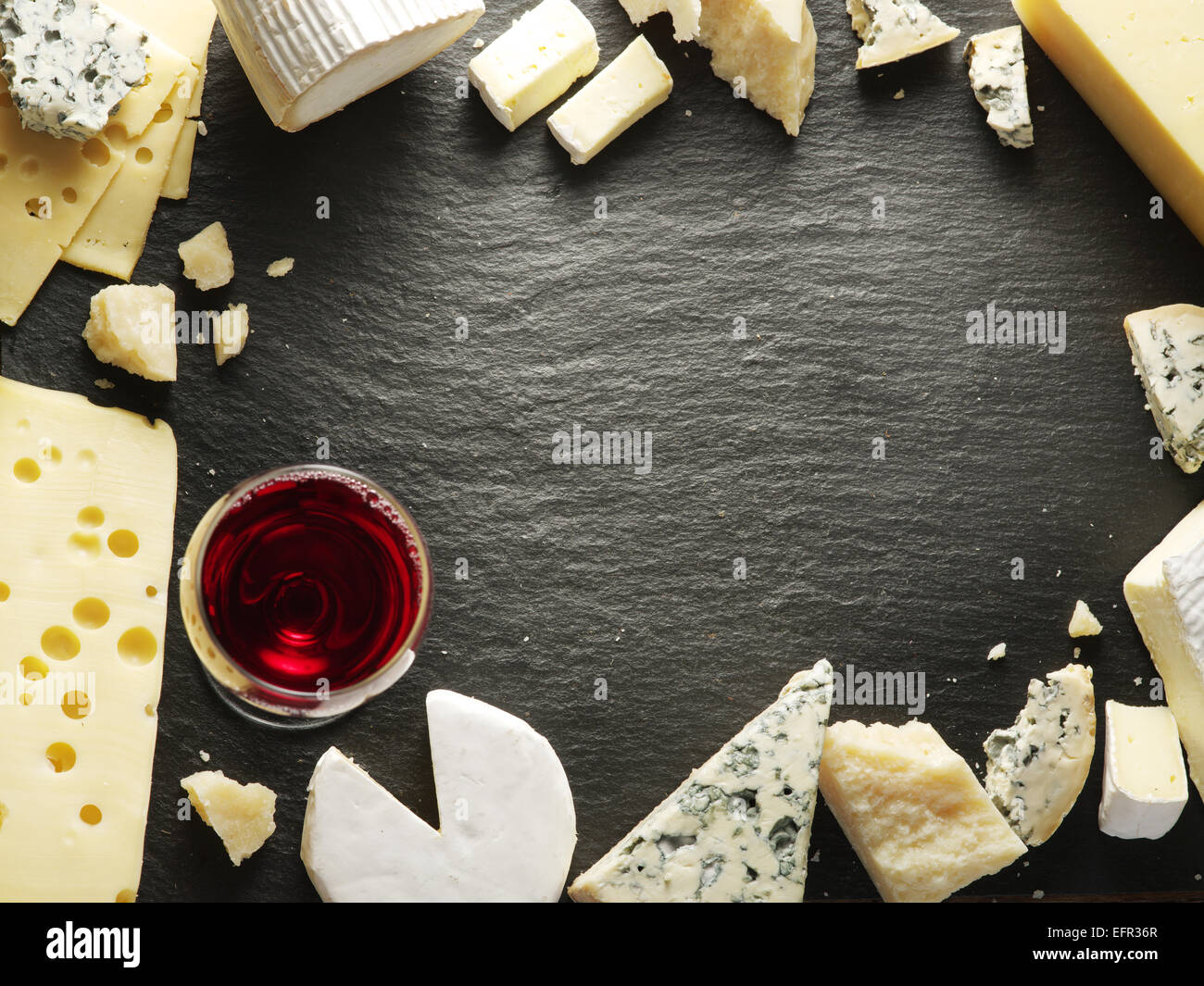 Différents types de fromages disposés comme un châssis sur tableau noir. Banque D'Images