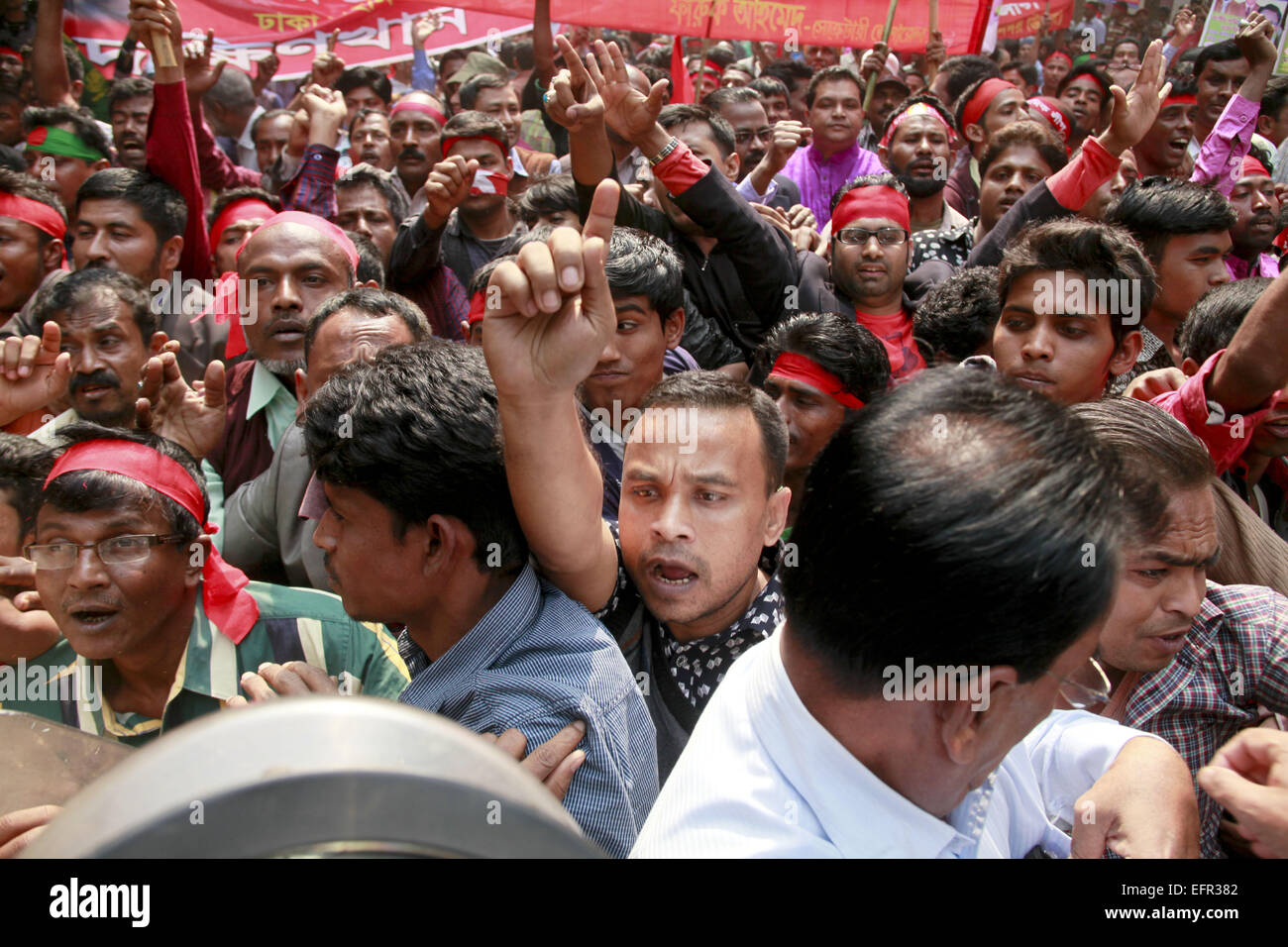 Dhaka, Bangladesh. Feb 9, 2015. Un partisan du National Transport Workers League, une aile de la Ligue Awami, parti au pouvoir crie des slogans à l'extérieur du bureau du Parti nationaliste du Bangladesh (BNP) Présidents Gulshan bureau, au cours d'une manifestation contre le blocus à l'échelle nationale en cours et grève déclenchée par l'opposition à Dhaka, Bangladesh, le Lundi, Février 9, 2015 © Suvra Kanti Das/ZUMA/ZUMAPRESS.com/Alamy fil Live News Banque D'Images