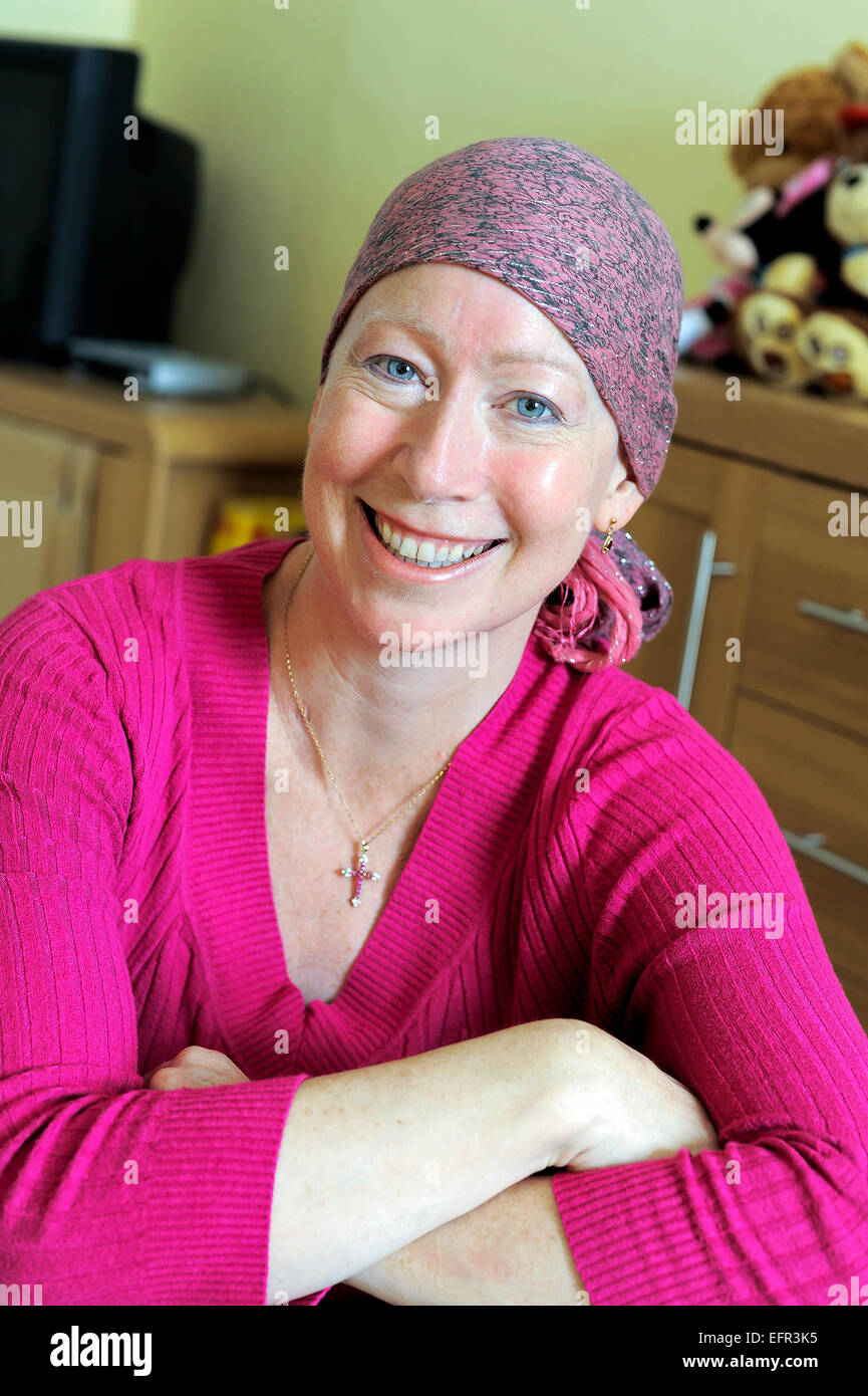 Une femme pendant un traitement de chimiothérapie pour une leucémie. Banque D'Images