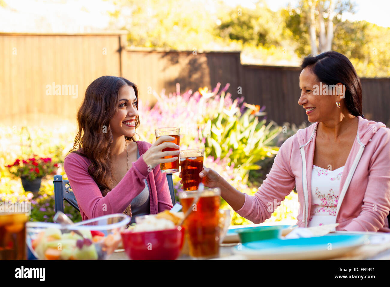 Mère et fille toasting in garden Banque D'Images