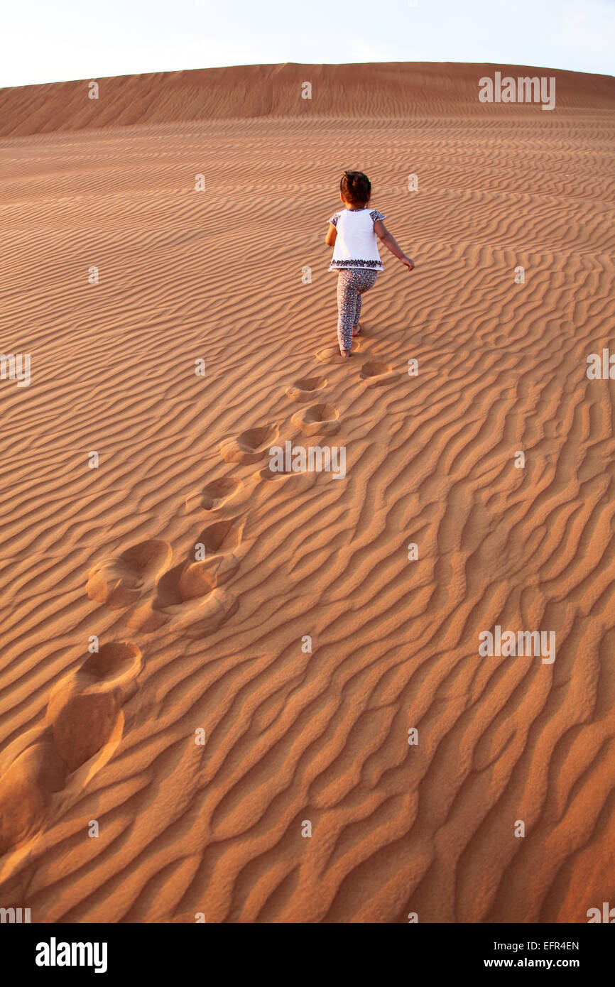 Bebe Fille Courir Dans Le Desert Photo Stock Alamy