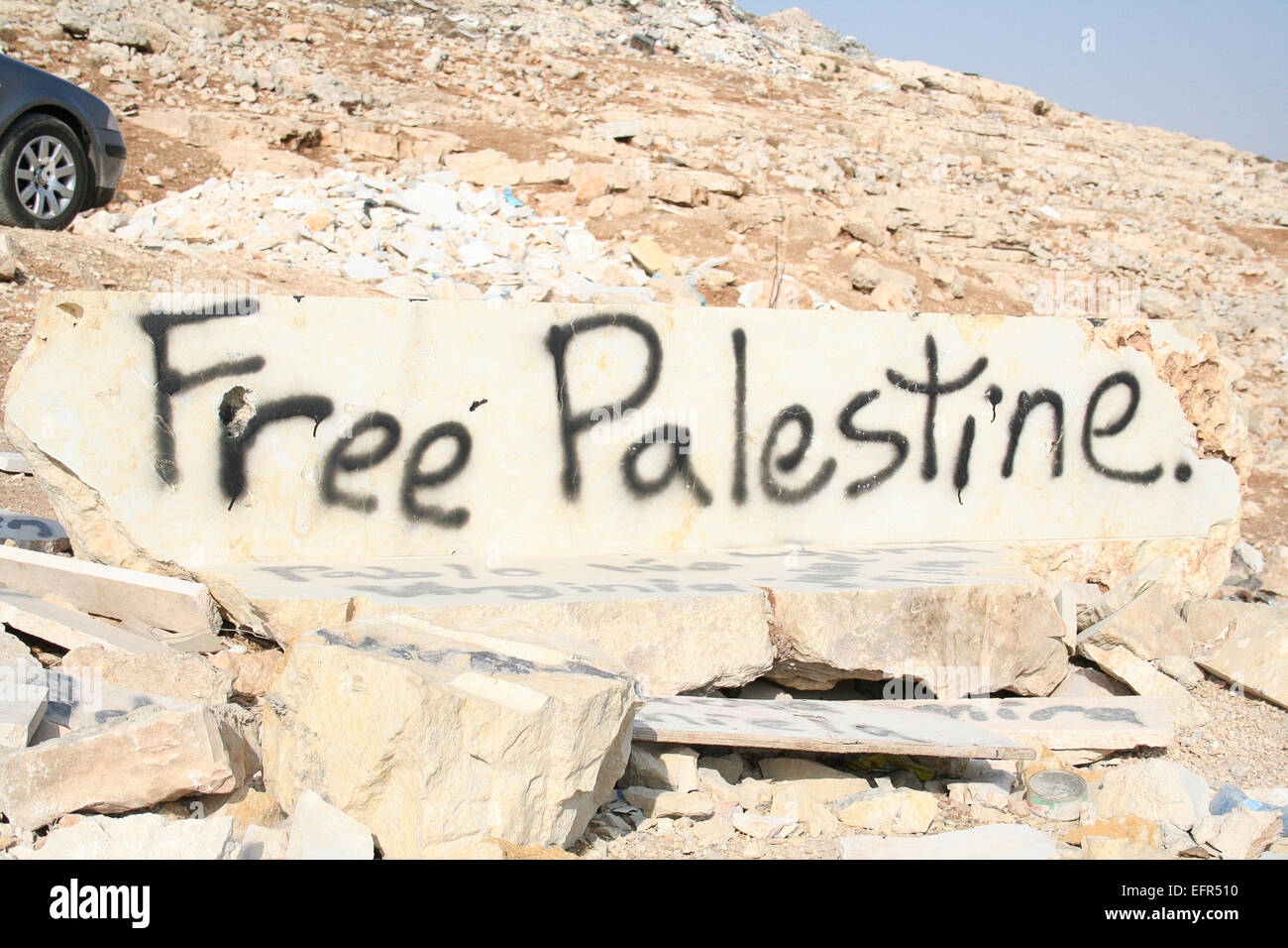 Graffiti Palestine libre pulvérisé à proximité d'une maison démolie, Cisjordanie, Israël / Palestine Banque D'Images