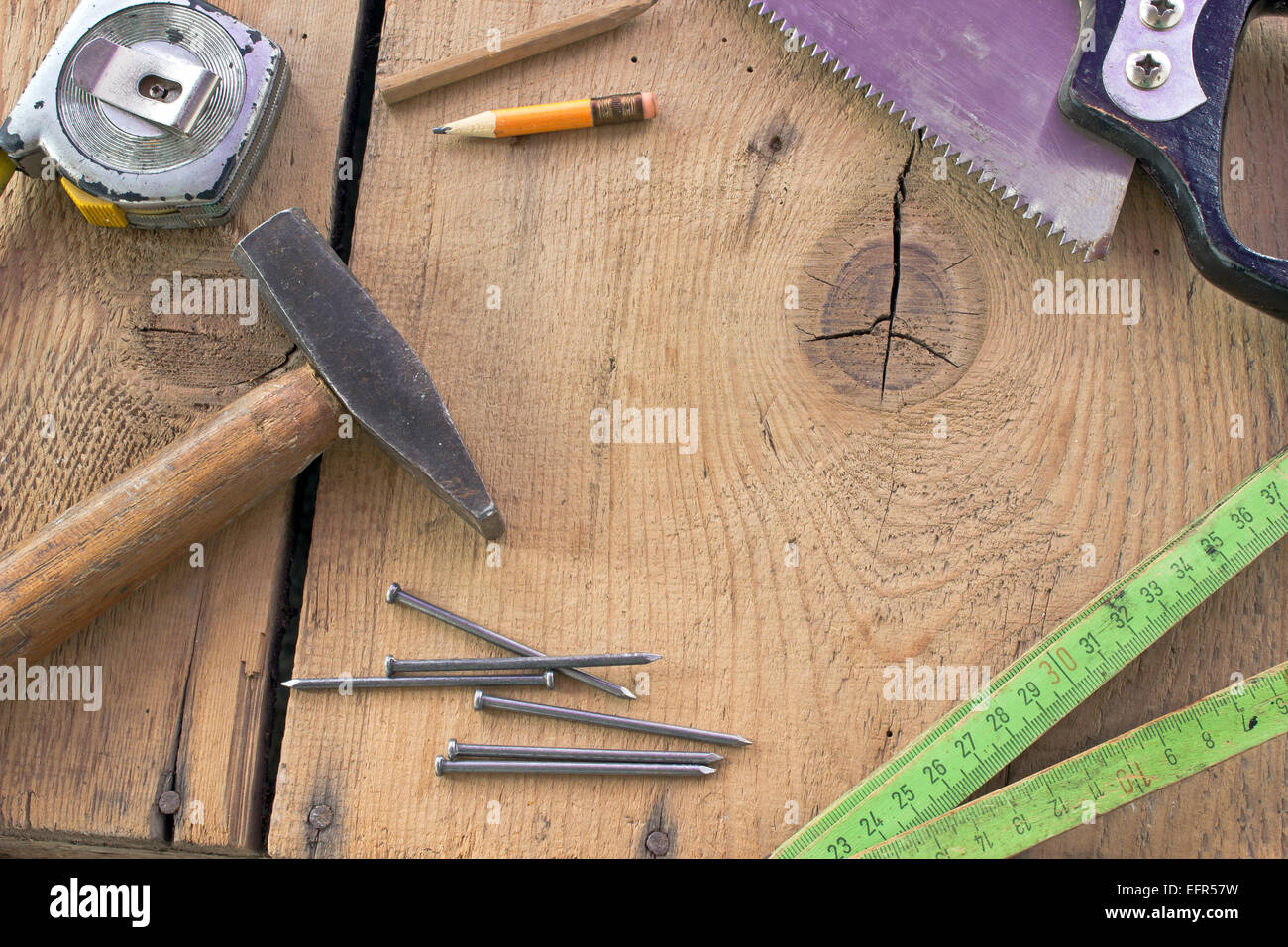 Vieux outils de menuiserie utilisé sur fond de bois Banque D'Images