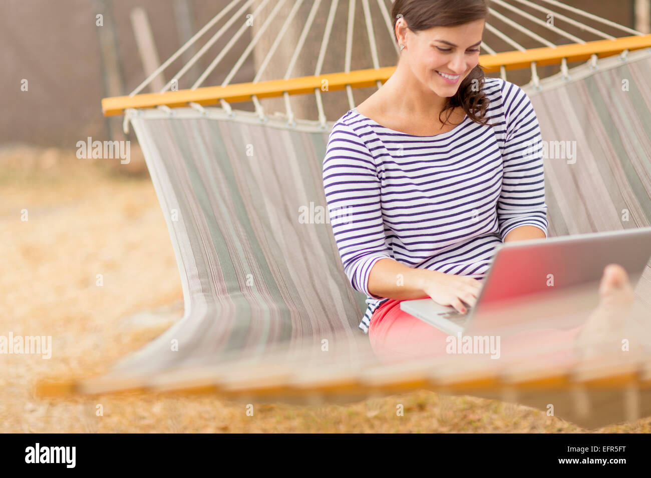 Women using laptop on hammock Banque D'Images