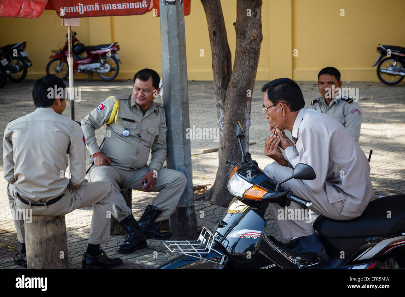 Les agents de police, Phnom Penh, Cambodge. Banque D'Images