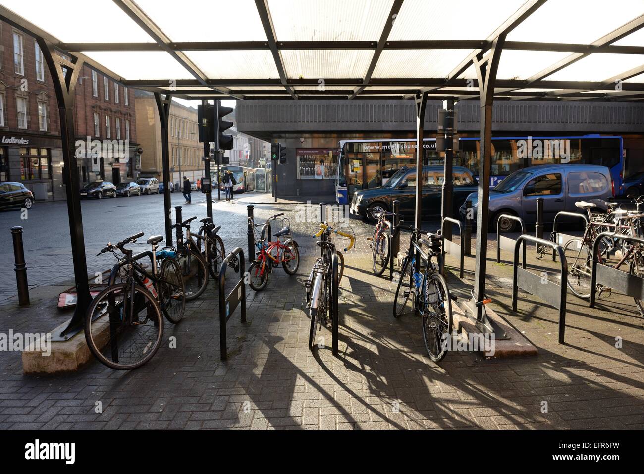 Un abri vélos à l'angle de l'espoir et la rue Renfrew Street dans la ville de Glasgow, Écosse, Royaume-Uni Banque D'Images