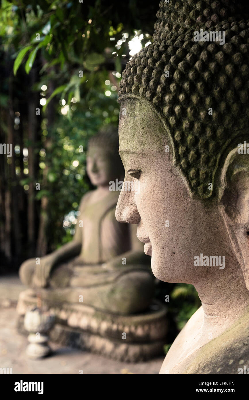 Statues de Bouddha au Palais Royal, Phnom Penh, Cambodge. Banque D'Images