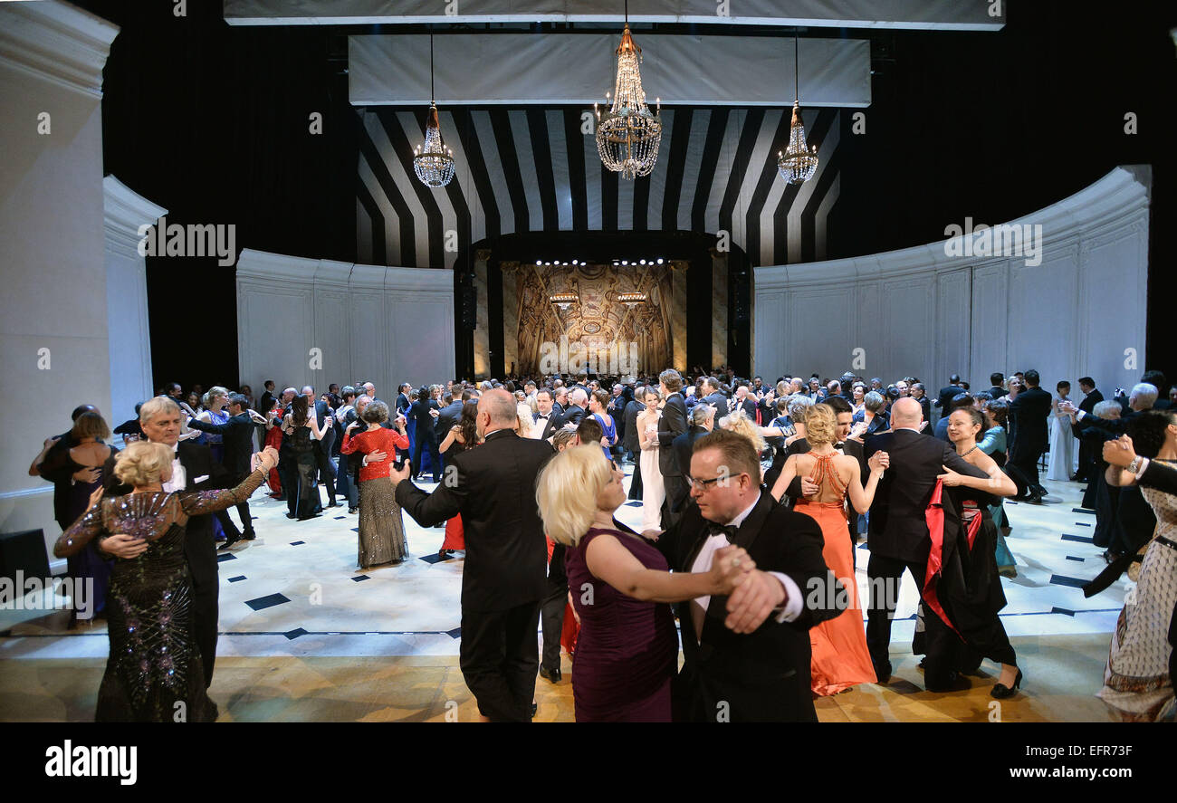 Prague, République tchèque. 7 Février, 2015. Ambiance colorée dans le cadre du 12e Bal de l'Opéra de Prague à Prague, République tchèque, le 7 février 2015. © Katerina Sulova/CTK Photo/Alamy Live News Banque D'Images