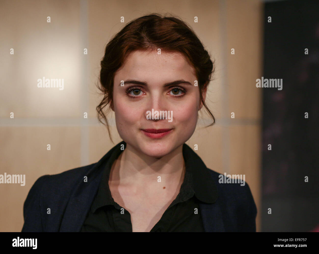 Acteur de premier plan comme Anne Frank Mala Emde lors d'une séance photo avec le Hessien Broadcasting Corporation à Frankfurt am Main, Allemagne, 09 février 2015. Un aperçu de la TV film 'Ma fille Anne Frank' (Meine Tochter Anne Frank) a été précédemment indiqué. Le film sera diffusé le 18 février 2015. Photo : FRANK RUMPENHORST/dpa Banque D'Images