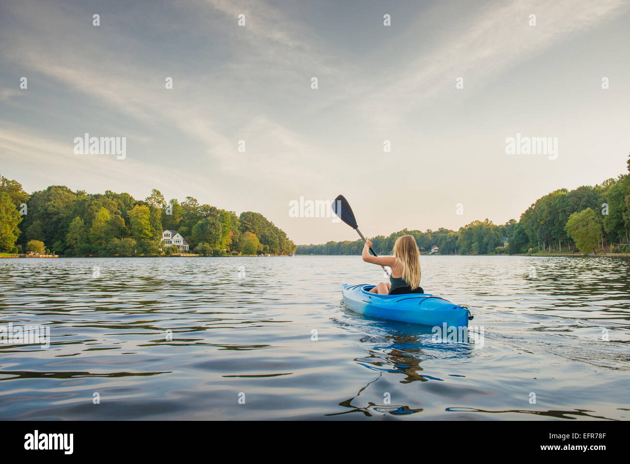 Jeune femme du kayak sur la rivière, Cary, Caroline du Nord, États-Unis Banque D'Images