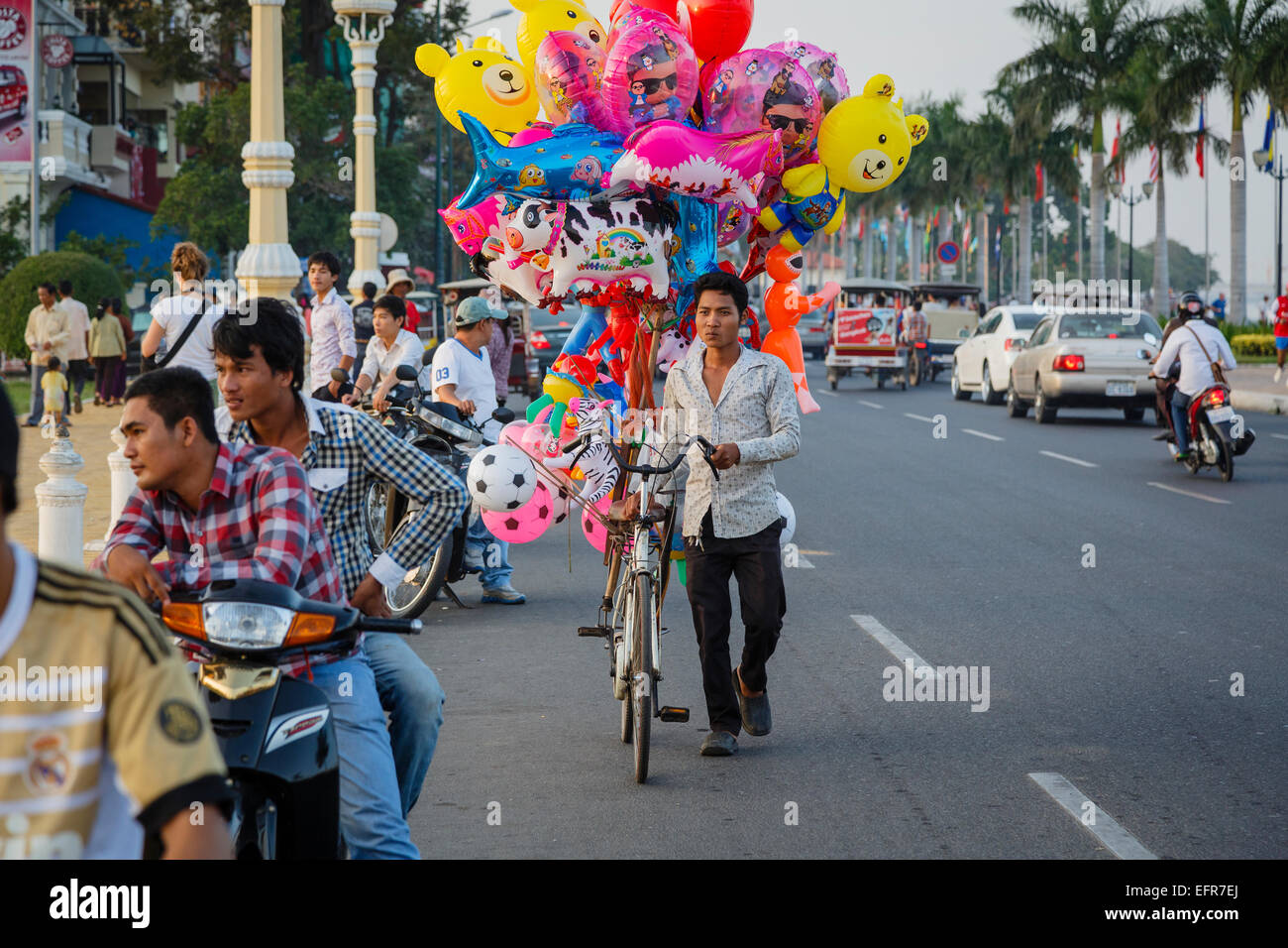 Scène de rue par le Riverfront Promenade, Phnom Penh, Cambodge. Banque D'Images