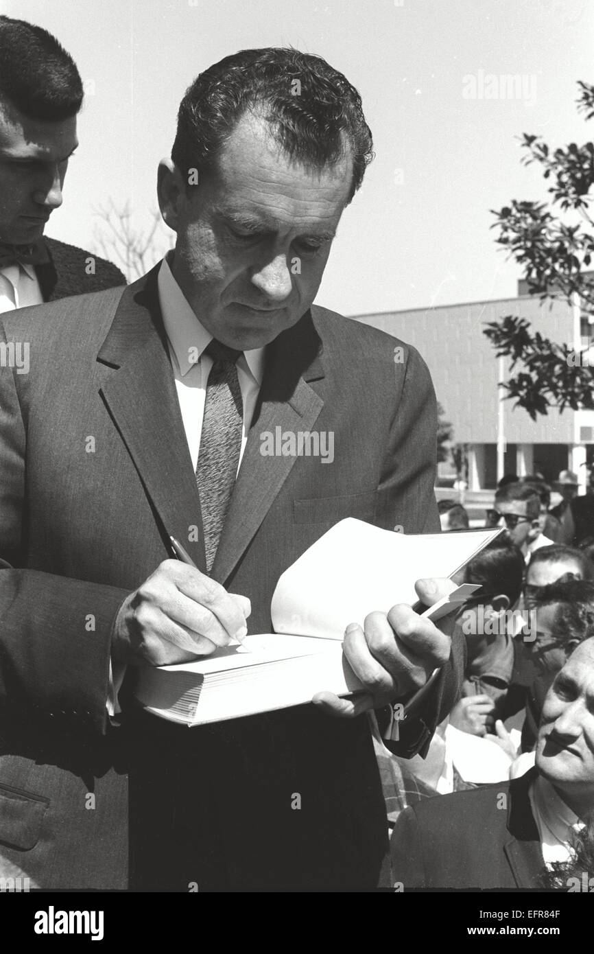 Richard Nixon campagne pour gouverneur Californie 23 mars 1962. Signature autographe, bondée d'étudiants à l'université California State un Banque D'Images