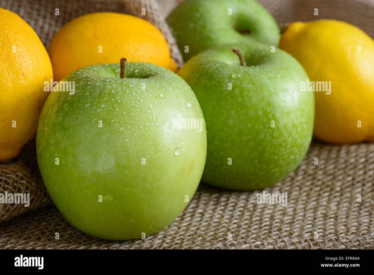 Image si délicieux pommes et citrons at market Banque D'Images