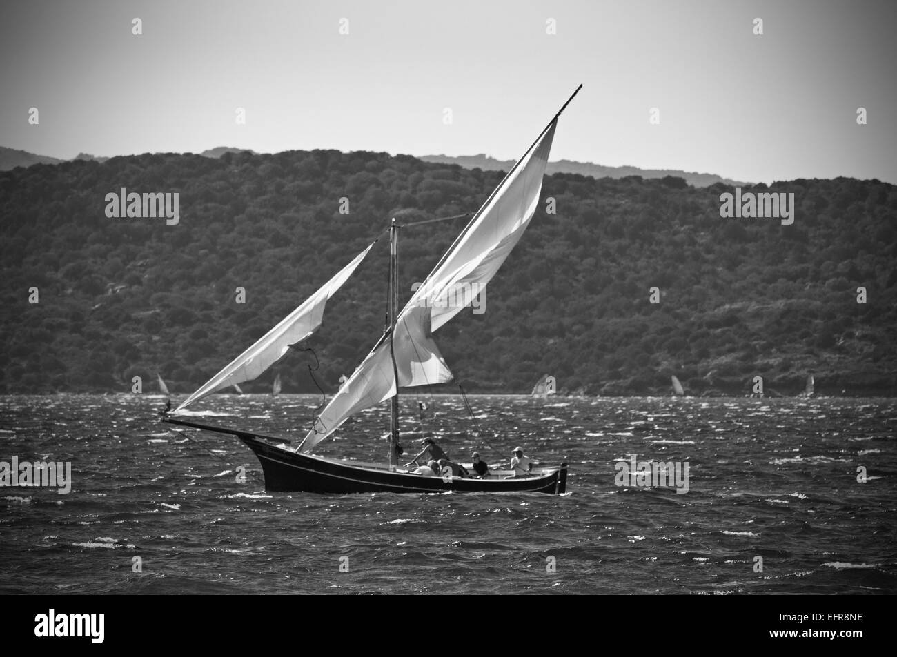 (Amérique latine) et de l'équipage de voilier sur la mer près de la côte de Palau, Gallura, au nord-est de la Sardaigne, Italie Banque D'Images