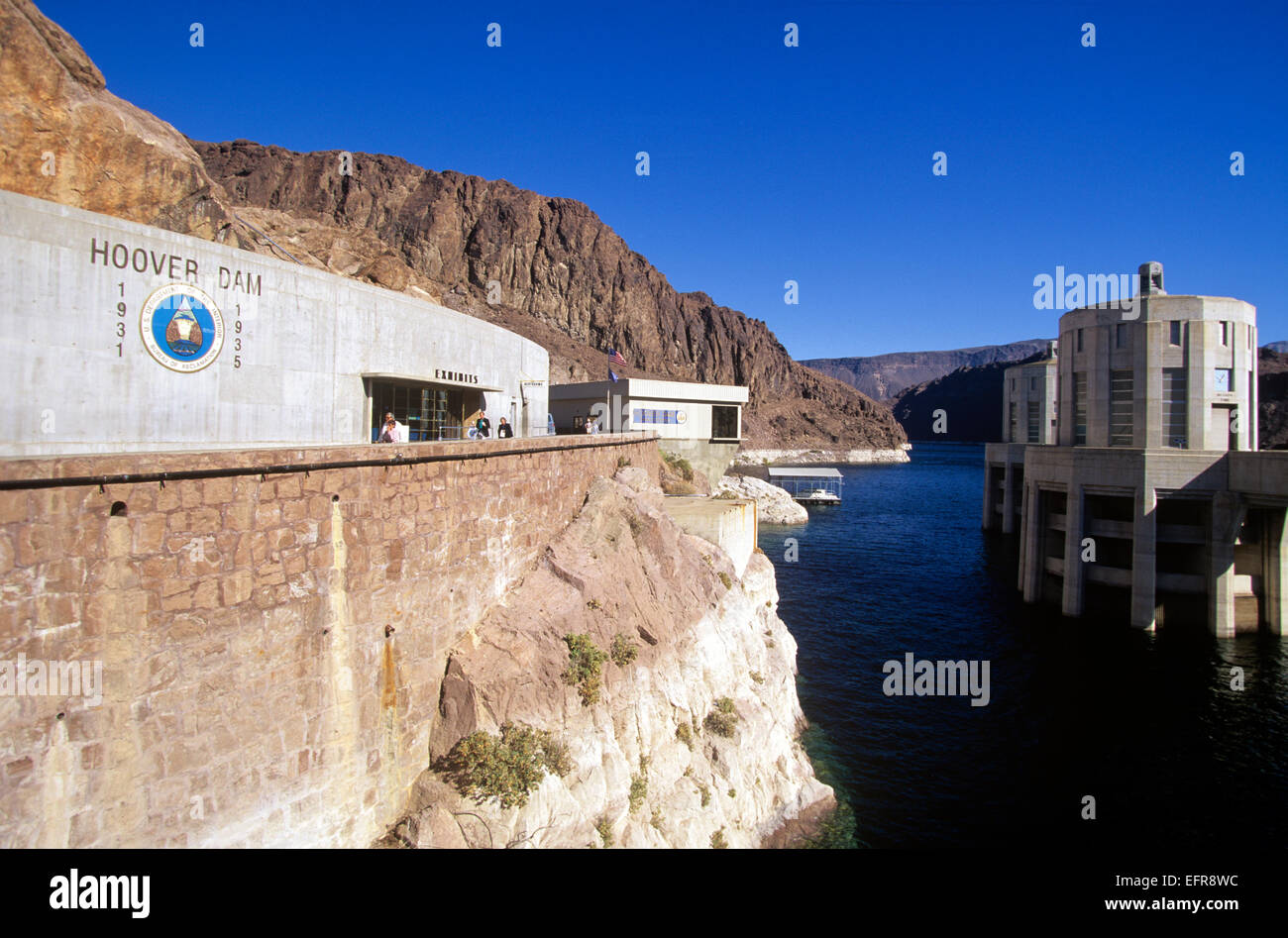 Construit dans les années 1930 afin de contrôler le puissant fleuve Colorado, le Barrage Hoover est l'un des merveilles de l'ingénierie, au Nevada. Banque D'Images