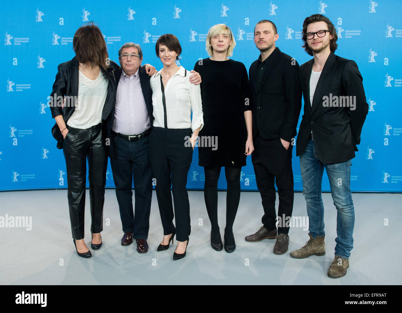 Berlin, Allemagne. 09Th Feb 2015. Direcotr Malgorzata Szumowska (L-R), acteurs Janusz Gajos, Maja Ostaszewska, et Justyna Suwala, scénariste Michael Englert, et Mateusz Kosciukiewicz posent au cours d'une séance photo pour le film 'Corps' au cours de la 65e Festival International du Film de Berlin, Allemagne, 09 février 2015. Le film est en cours d'exécution dans la compétition du festival. La Berlinale a lieu du 05 au 15 février 2015. Photo : Lukas SCHULZE/dpa/Alamy Live News Banque D'Images