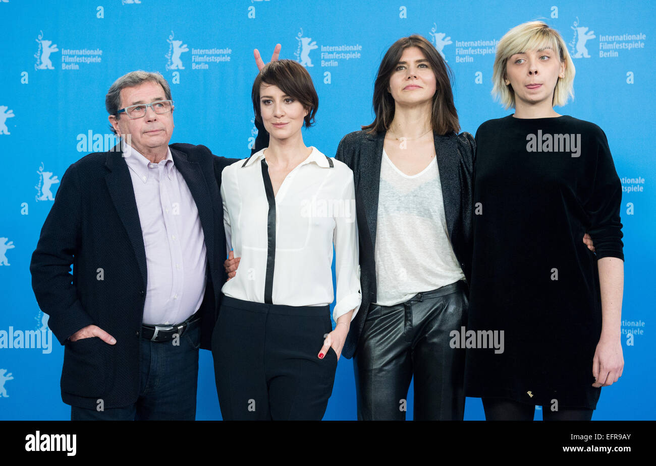 Berlin, Allemagne. 09Th Feb 2015. Acteurs Janusz Gajos (L-R) et Maja Ostaszewska, directeur Malgorzata Szumowska, acteur et Justyna Suwala posent au cours d'une séance photo pour le film 'Corps' au cours de la 65e Festival International du Film de Berlin, Allemagne, 09 février 2015. Le film est en cours d'exécution dans la compétition du festival. La Berlinale a lieu du 05 au 15 février 2015. Photo : Lukas SCHULZE/dpa/Alamy Live News Banque D'Images