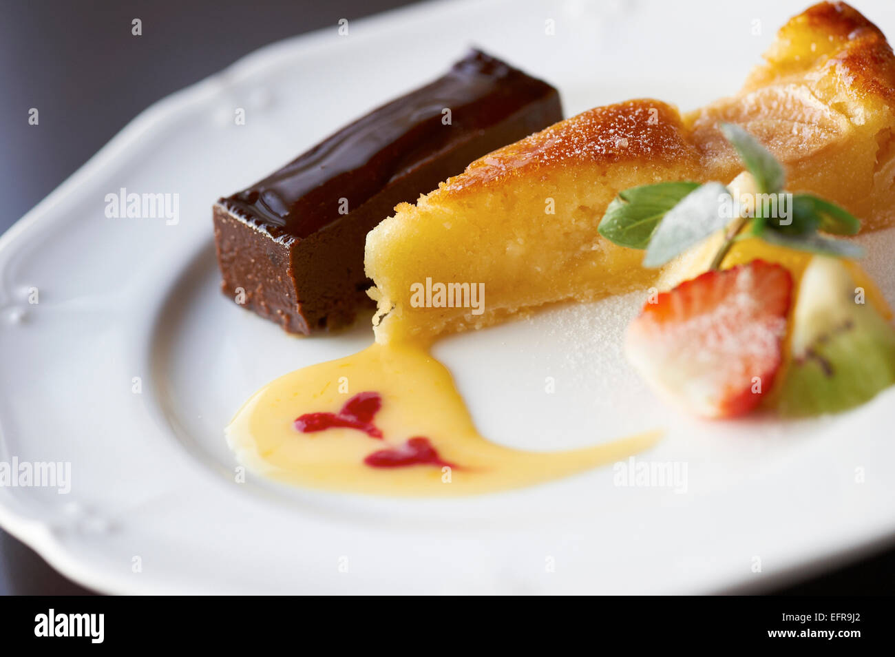 Assiette Dessert tarte au chocolat coupe et de tranches de fruits Banque D'Images