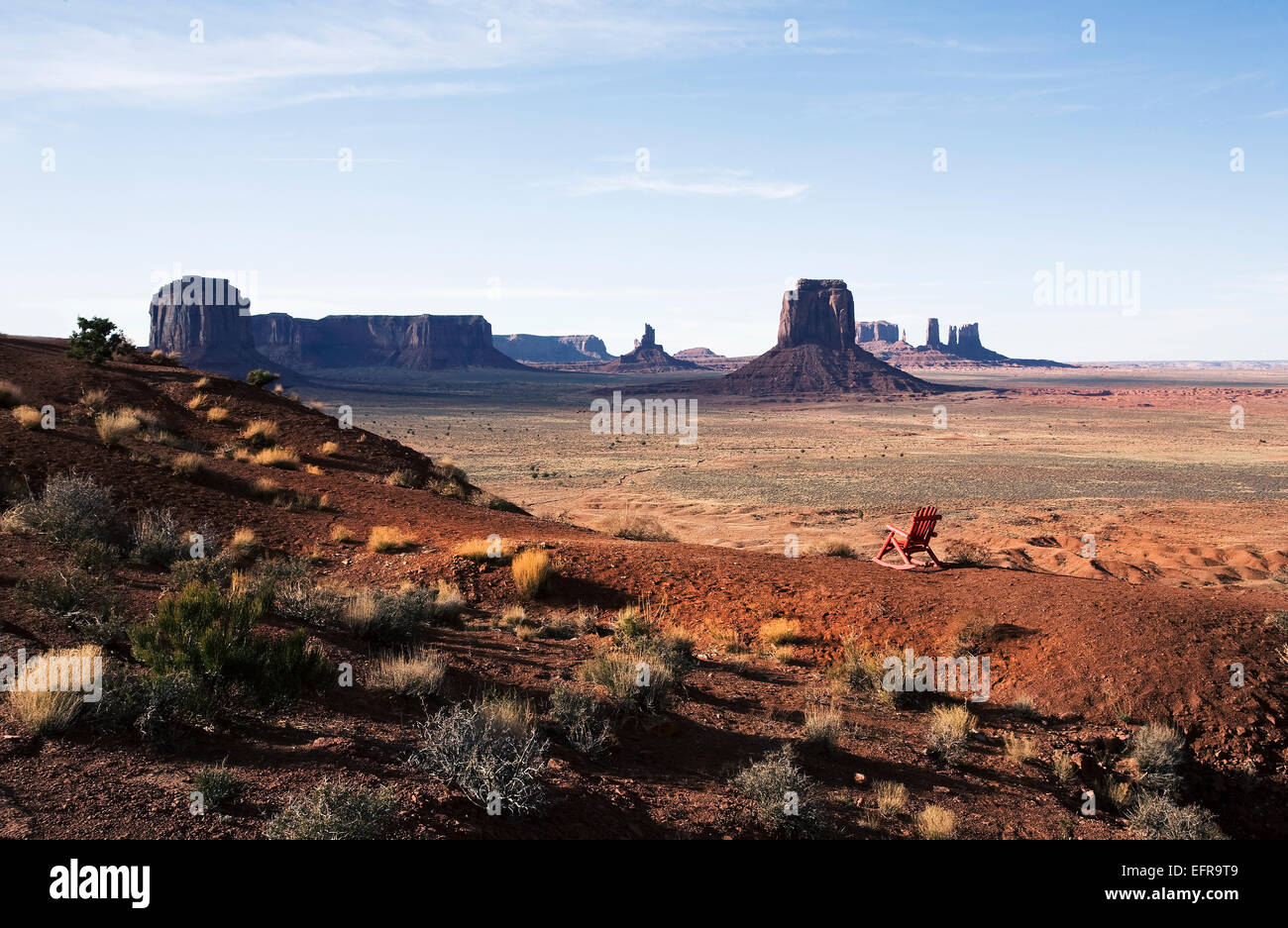 Le paysage et l'érosion des buttes de grès et de la structure de Monument Valley. Une simple chaise en bois. Banque D'Images
