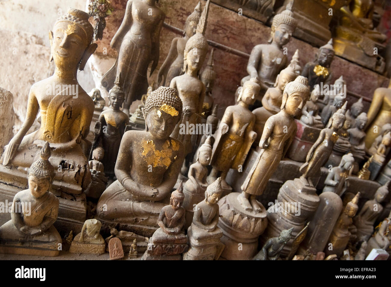 Close up horizontale de centaines de statues de Bouddha en Tam Ting ou Pak Ou caves pour une journée ensoleillée. Banque D'Images