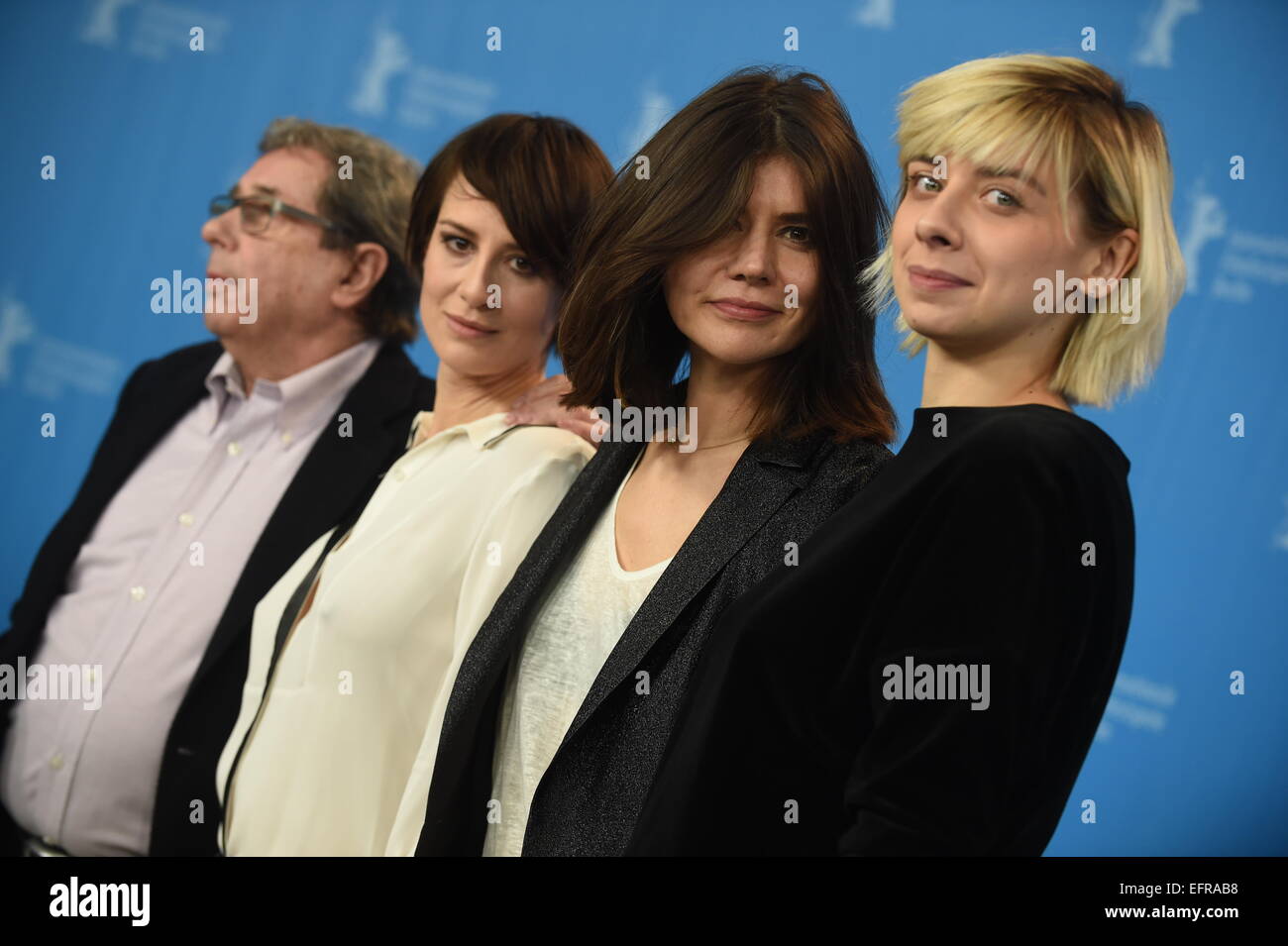 Berlin, Allemagne. 09Th Feb 2015. Acteurs Janusz Gajos (L-R) et Maja Ostaszewska, directeur Malgorzata Szumowska, acteur et Justyna Suwala posent au cours d'une séance photo pour le film 'Corps' au cours de la 65e Festival International du Film de Berlin, Allemagne, 09 février 2015. Le film est en cours d'exécution dans la compétition du festival. La Berlinale a lieu du 05 au 15 février 2015. Photo : TIM BRAKEMEIER/dpa/Alamy Live News Banque D'Images