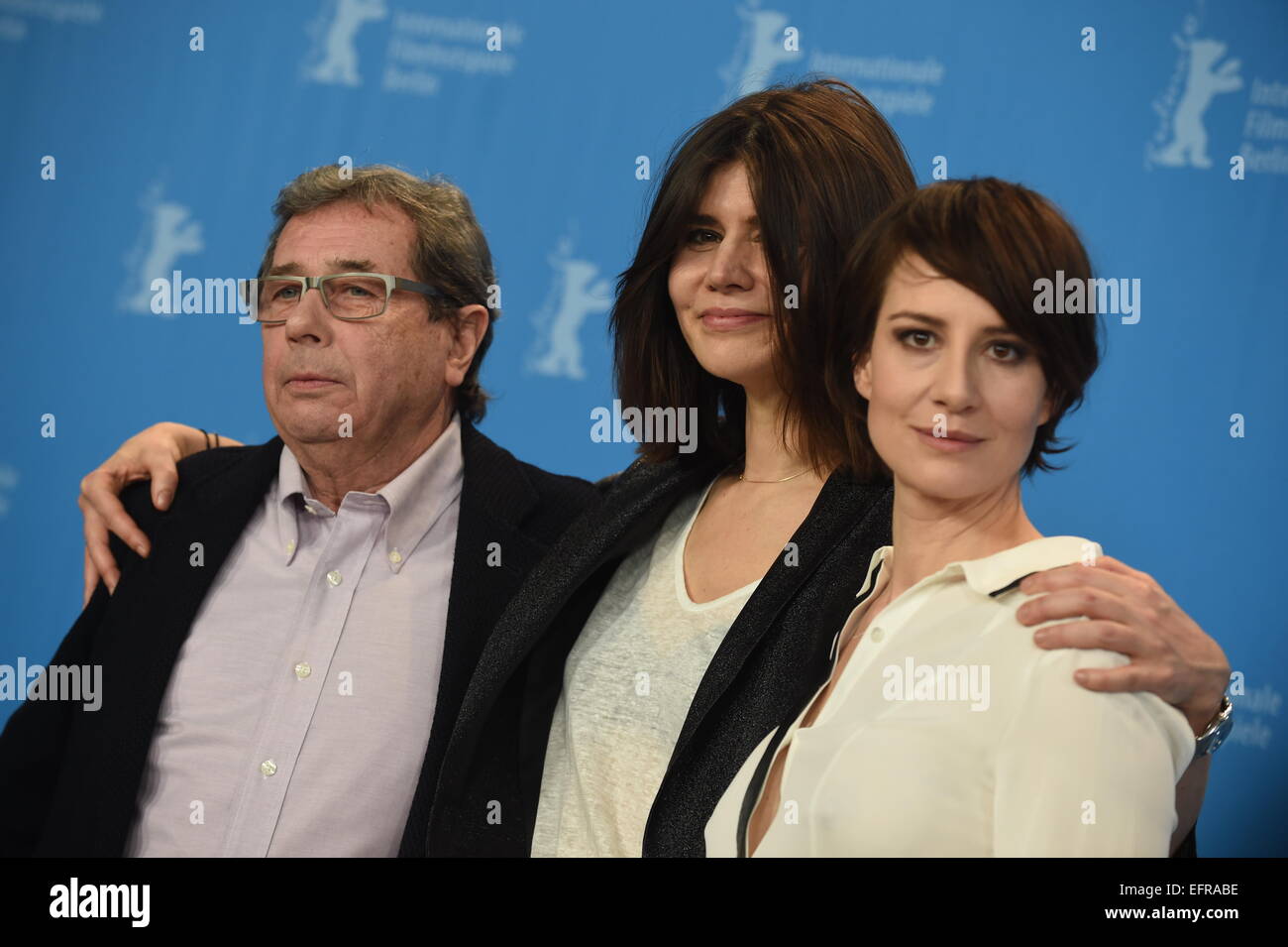 Berlin, Allemagne. 09Th Feb 2015. Acteur Janusz Gajos (L-R), directeur Malgorzata Szumowska, acteur et Maja Ostaszewska, poser lors d'un photocall pour le film 'Corps' au cours de la 65e Festival International du Film de Berlin, Allemagne, 09 février 2015. Le film est en cours d'exécution dans la compétition du festival. La Berlinale a lieu du 05 au 15 février 2015. Photo : TIM BRAKEMEIER/dpa/Alamy Live News Banque D'Images