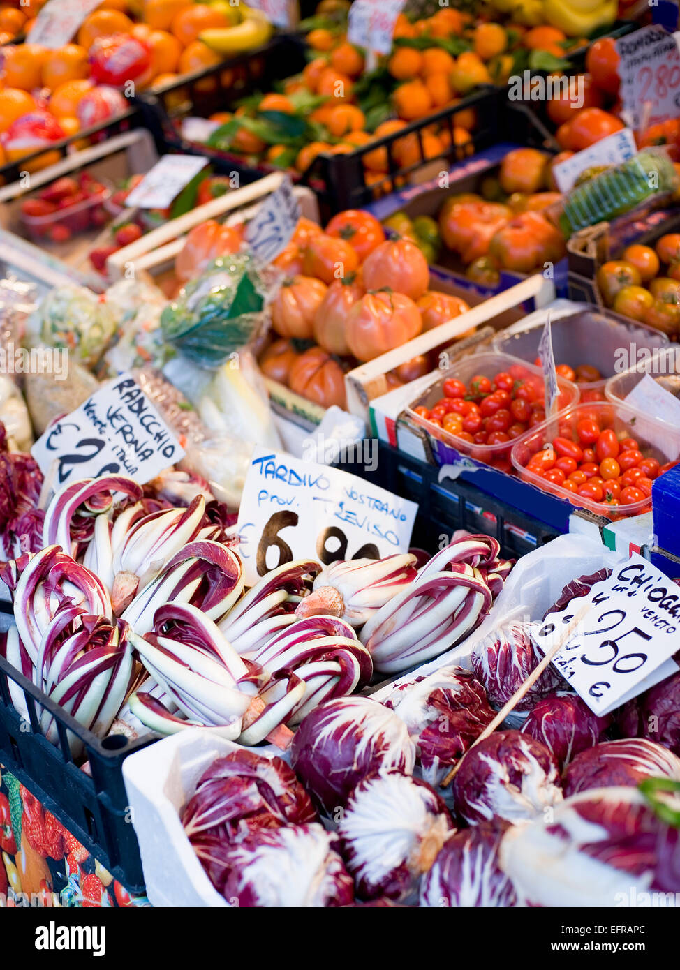 Une échoppe de marché chargés de légumes frais au Rialto marché alimentaire. Banque D'Images