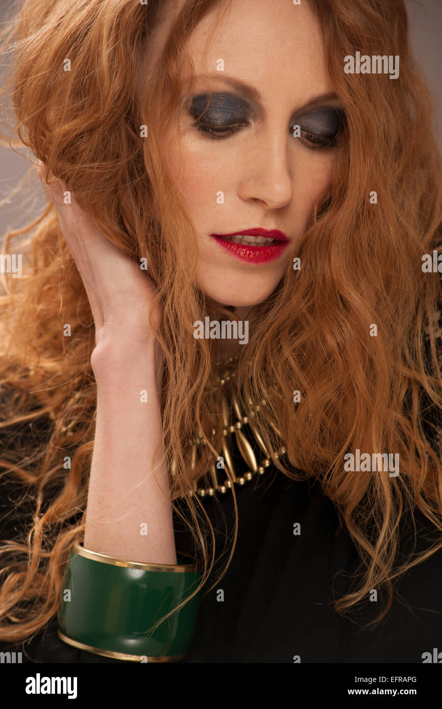 Maquillage beauté femme red head headshot cheveux bouclés Banque D'Images