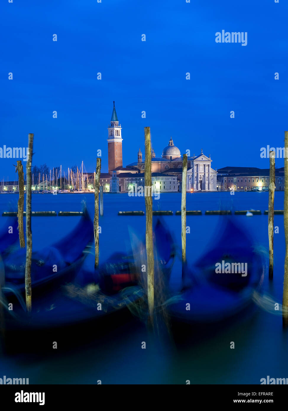 Riva degli Schiavoni et la Piazza San Marco Island et église de San Giorgio Maggiore. Gondoles amarrées au crépuscule. Banque D'Images