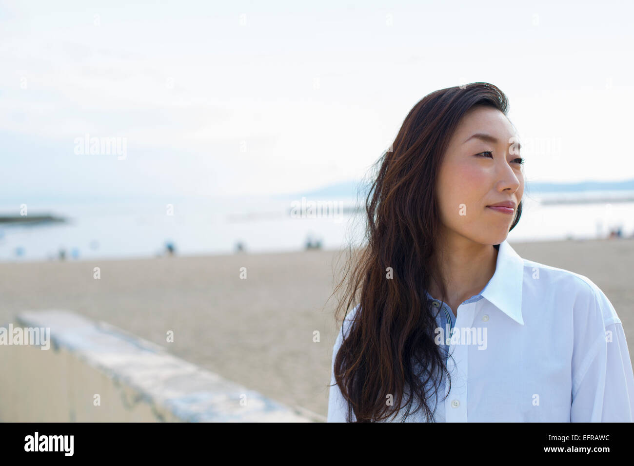 Une femme sur une plage à Kobe. Banque D'Images