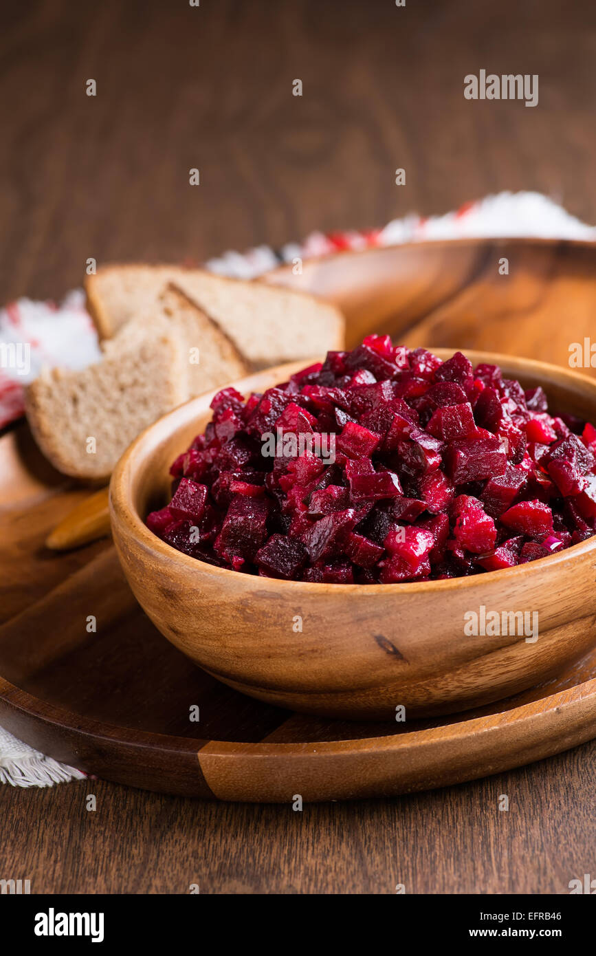 Salade de betterave russe dans bol en bois avec le pain de seigle, rustique, selective focus Banque D'Images