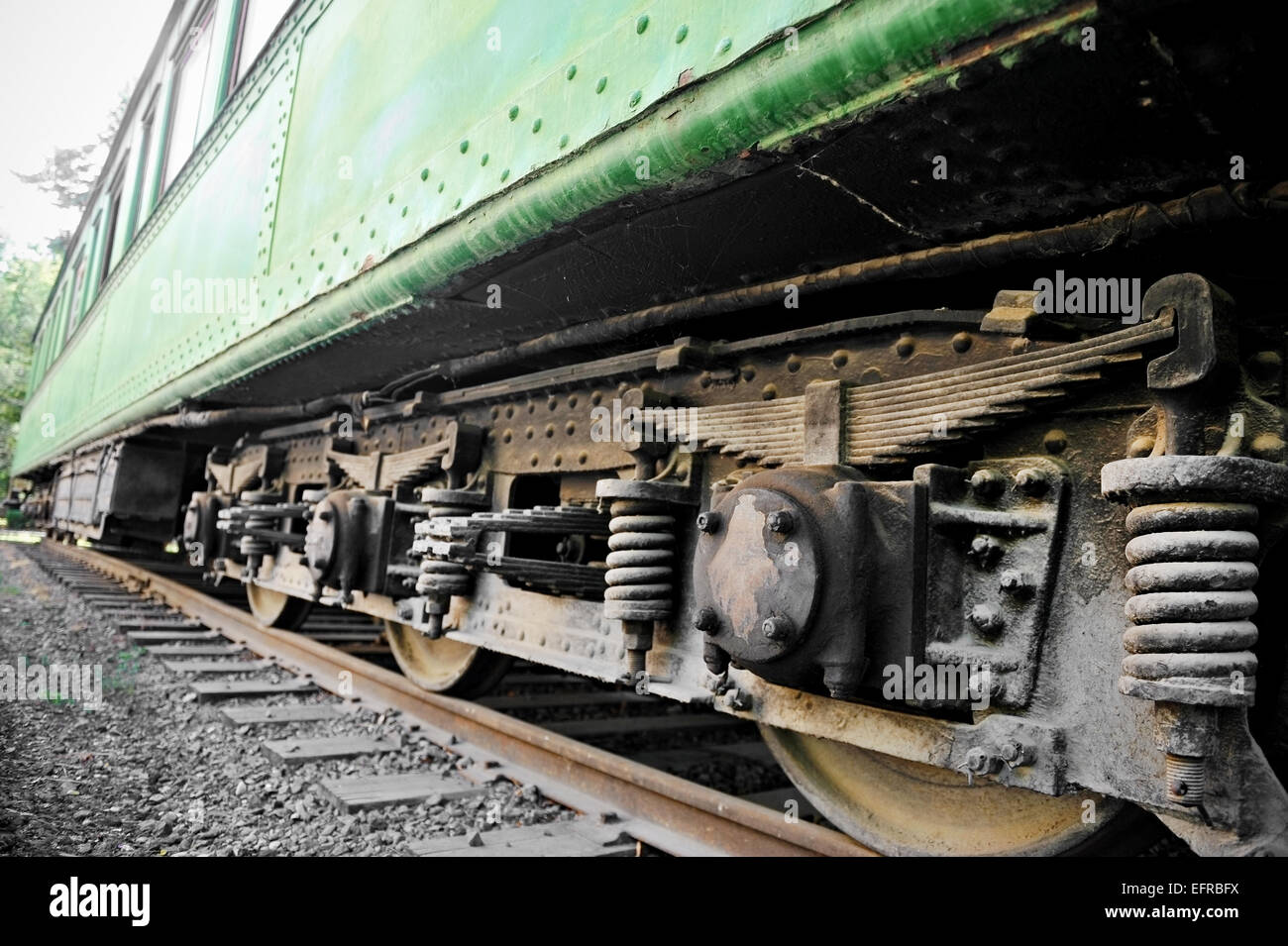 Détail tourné avec les roues et le système de suspension d'un ancien wagon de train Banque D'Images