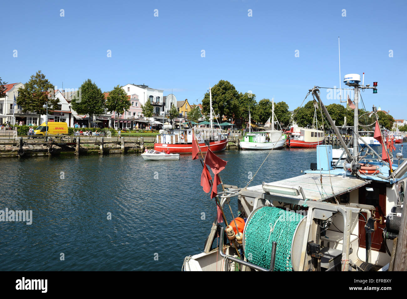 WARNEMUENDE, MECKLENBURG-VORPOMMERN/ ALLEMAGNE 13 Août 2014 : pier avec fisher bateaux dans port de Warnemünde. Les gens qui marchent dans Banque D'Images WARNEMUENDE, MECKLENBURG-VORPOMMERN/ ALLEMAGNE 13 Août 2014 : pier avec fisher bateaux dans port de Warnemünde. Les gens qui marchent dans Banque D'Images