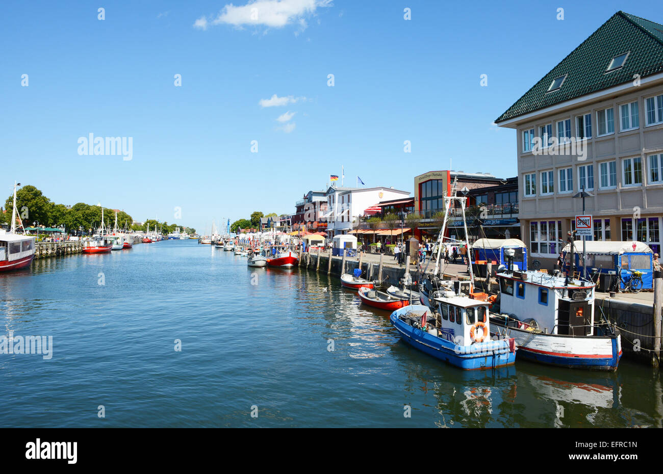 WARNEMUENDE, MECKLENBURG-VORPOMMERN/ ALLEMAGNE 13 Août 2014 : pier avec fisher bateaux dans port de Warnemünde. Les gens qui marchent dans Banque D'Images WARNEMUENDE, MECKLENBURG-VORPOMMERN/ ALLEMAGNE 13 Août 2014 : pier avec fisher bateaux dans port de Warnemünde. Les gens qui marchent dans Banque D'Images