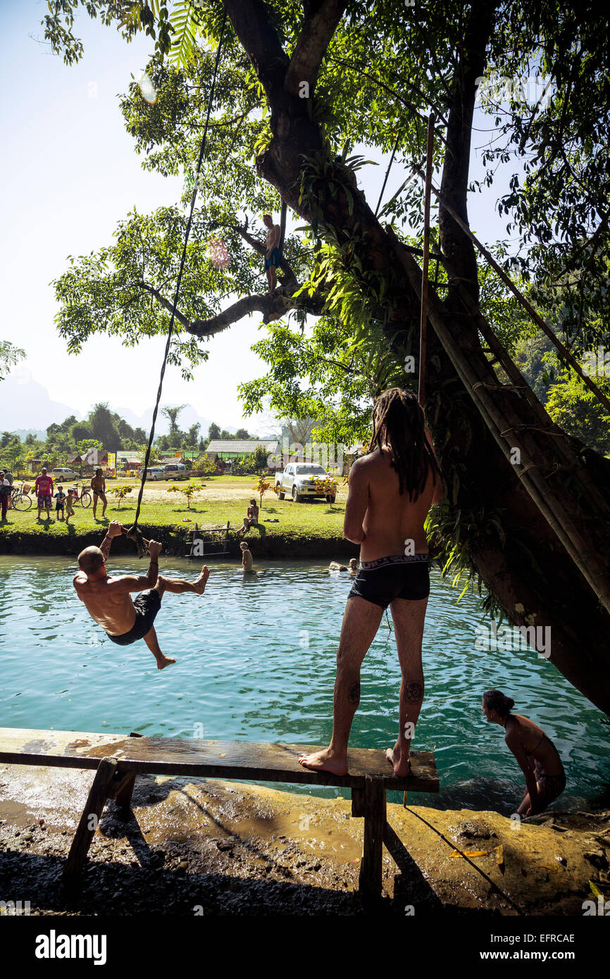 Les jeunes qui saute dans le Lagon Bleu, Vang Vieng, Laos. Banque D'Images