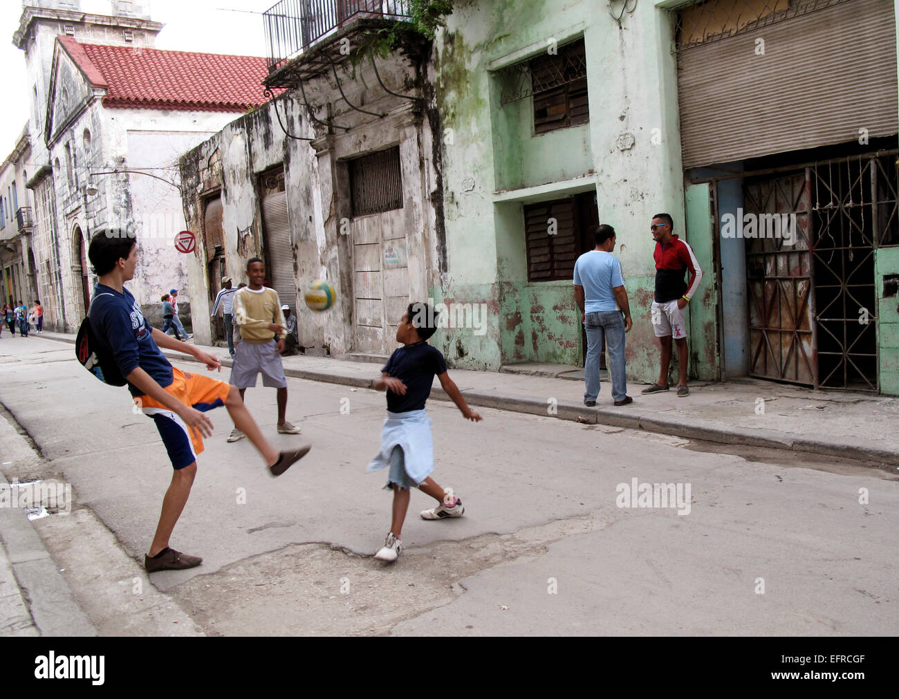 Les enfants jouant dans la rue, Cuba Banque D'Images