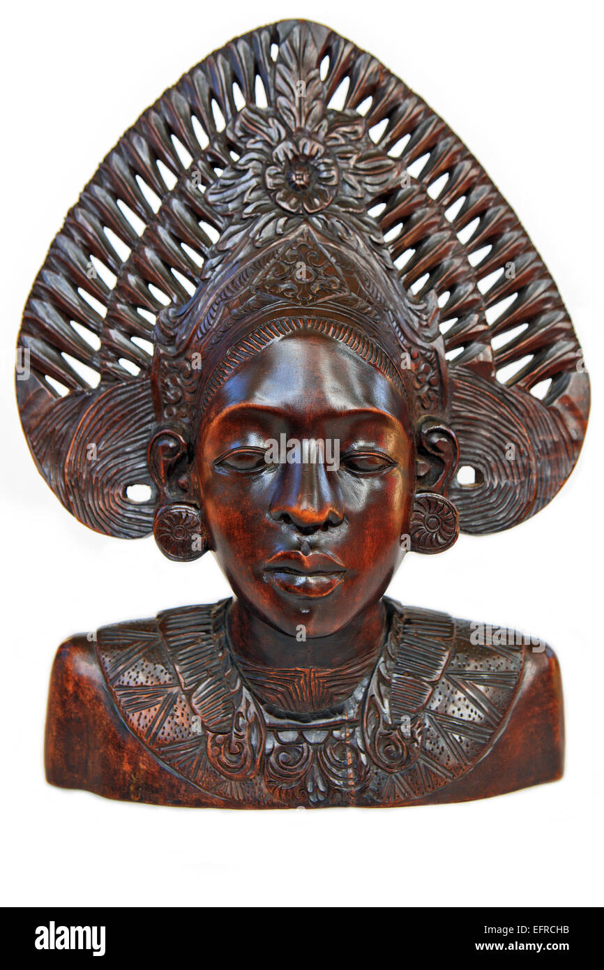 Sculpture en bois de la femme africaine sur fond blanc Banque D'Images