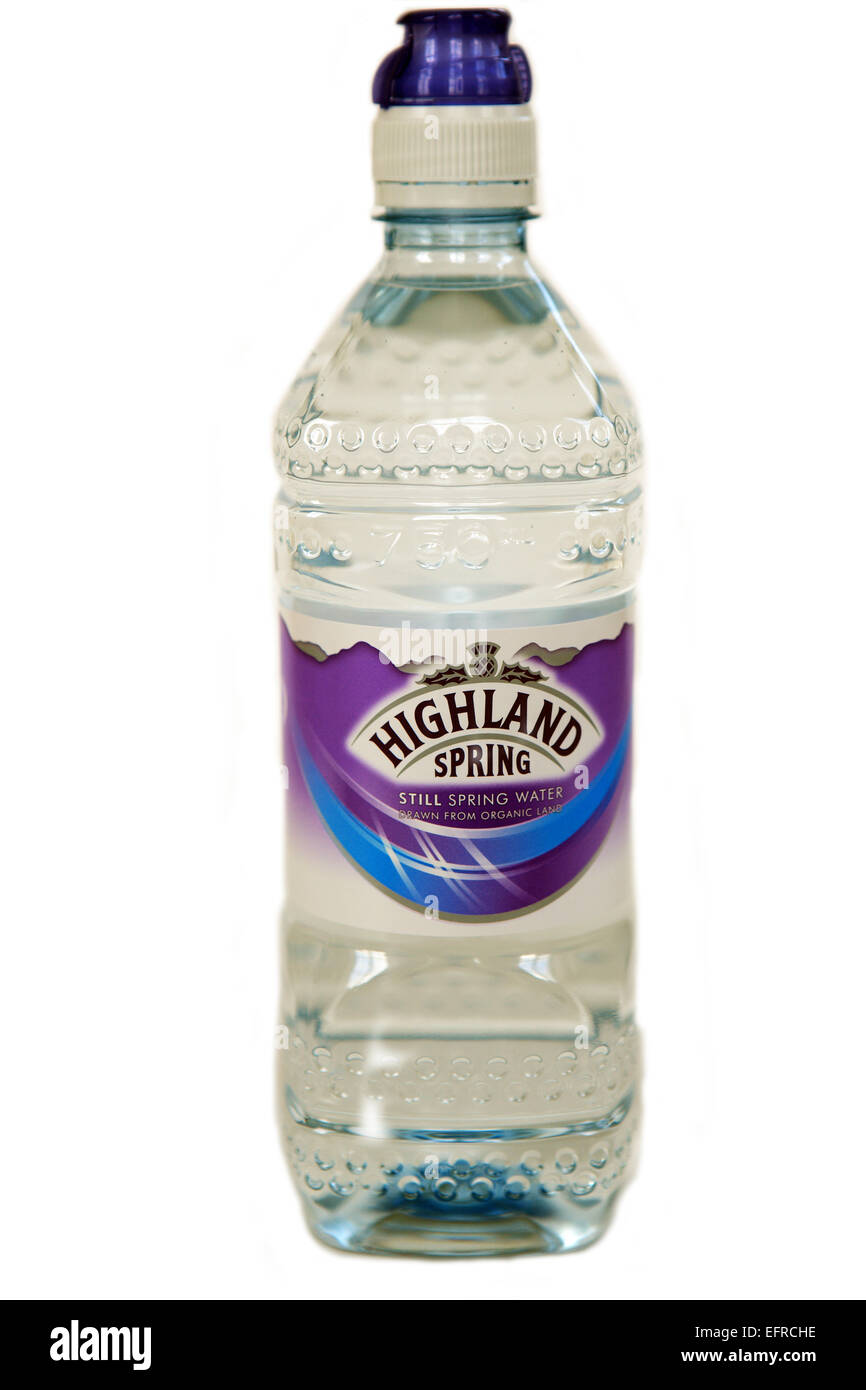 Bouteille en plastique d'eau de source de montagne à partir de l'Écosse sur un fond blanc Banque D'Images