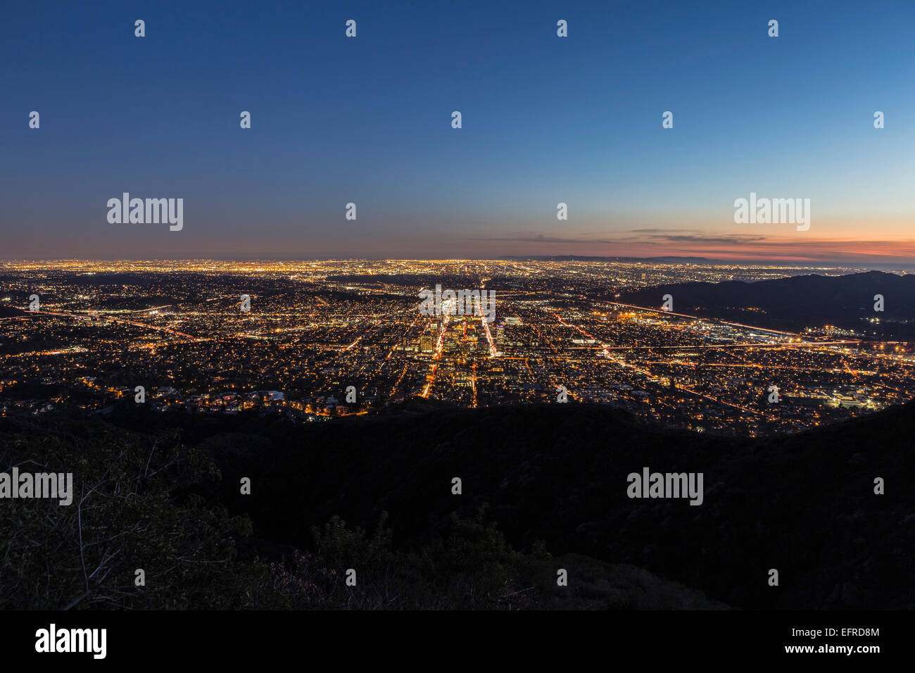 Vue montagne nuit de Los Angeles et de Glendale, Californie Banque D'Images
