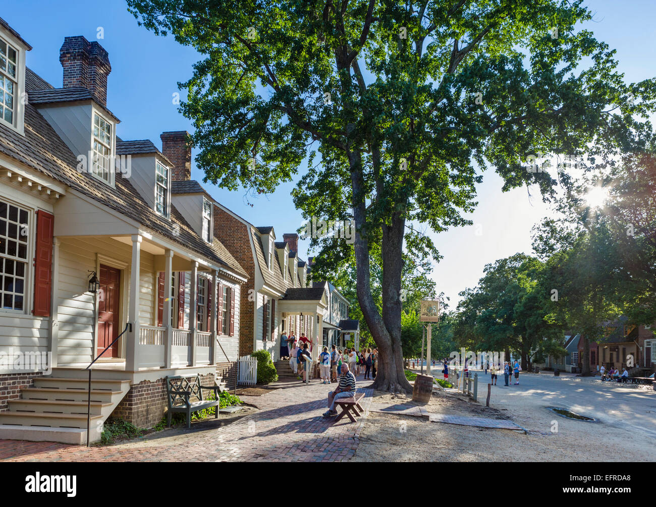 Les touristes en Duc de Gloucester Street dans le quartier historique de Williamsburg Colonial près du King's Arms Tavern, Virginia, USA Banque D'Images