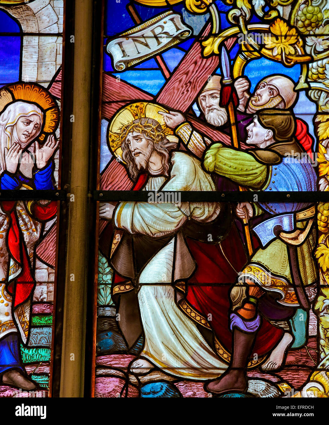 Vitrail représentant Jésus et Marie sur la Via Dolorosa, dans la Cathédrale de Saint Rumbold à Mechelen, Belgique. Banque D'Images