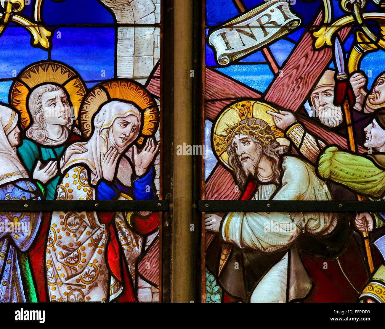 Vitrail représentant Jésus et Marie sur la Via Dolorosa, dans la Cathédrale de Saint Rumbold à Mechelen, Belgique. Banque D'Images