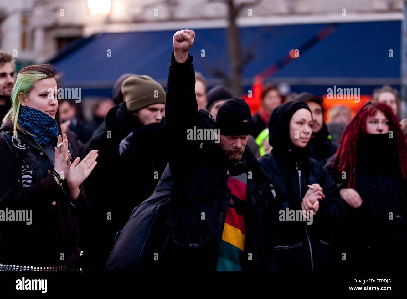 Copenhague, Danemark. 9 Février, 2015. Les manifestants contre le mouvement PEGIDA Je réunis à Copenhague la semaine d'aujourd'hui lundi de démonstration. Organisateurs orateurs ont annoncé qu'ils vont continuer ces manifestations hebdomadaires contre le mouvement PEGIDA d'inspiration allemande à Copenhague jusqu'à ce qu'ils sont "… hors de la ville". Dans le même temps, l'orateur a remarqué que le PEGIDA manifestations dans la deuxième plus grande ville du pays, d'Aarhus, a cessé ses activités en raison de la contre-manifestation raciste anti - un message qui a été reçu avec des applaudissements, comme l'indique ici photo © OJPHOTOS/Alamy Live N Banque D'Images