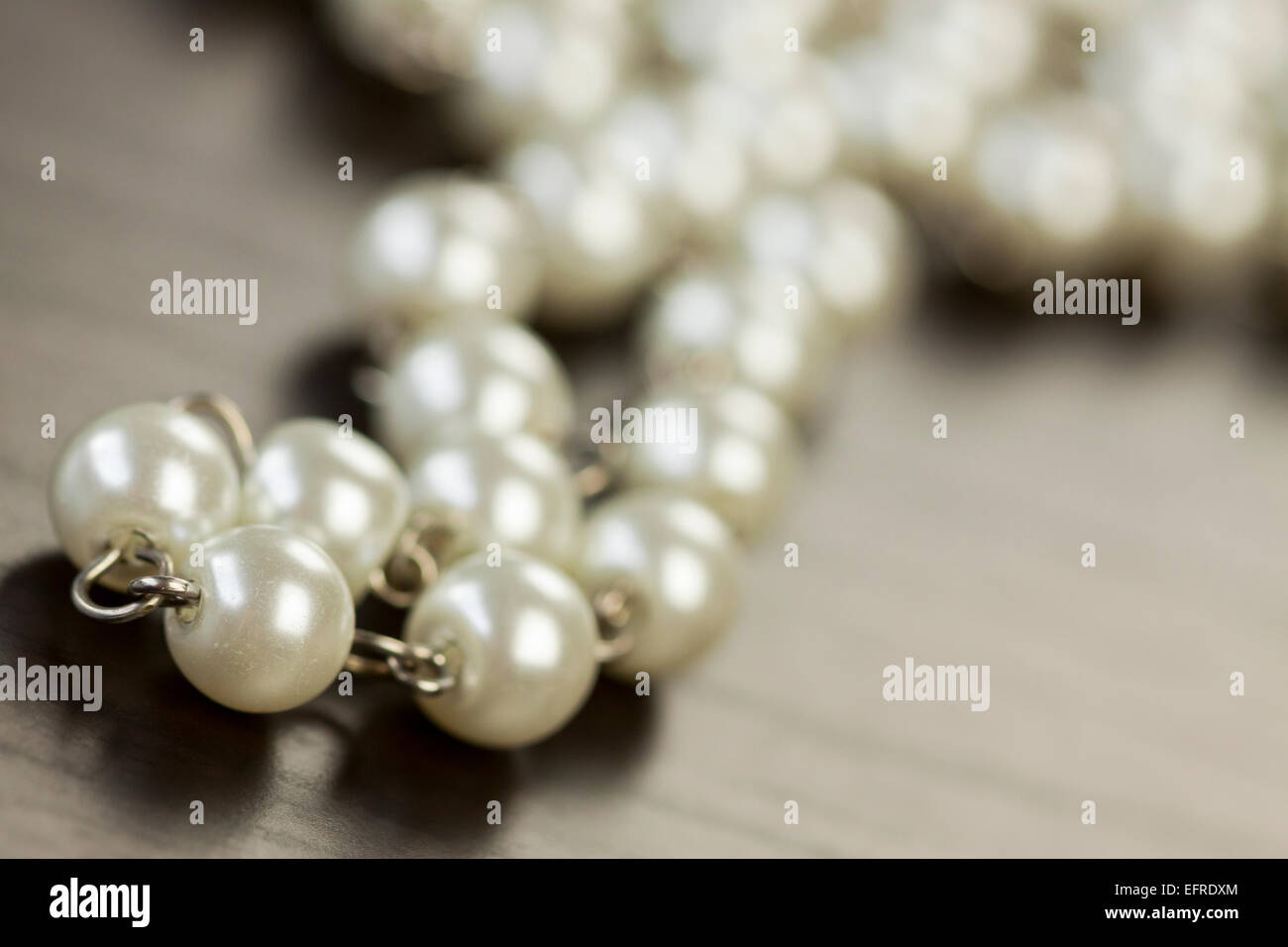 Assortiment de bijoux de fantaisie en argent avec un tas de chaînes brouillées avec différents liens, en forme d'un clair et un collier de perles en cristal Banque D'Images