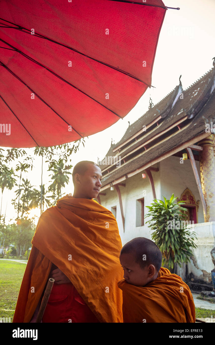 Les jeunes moines bouddhistes, Luang Prabang, Laos. Banque D'Images