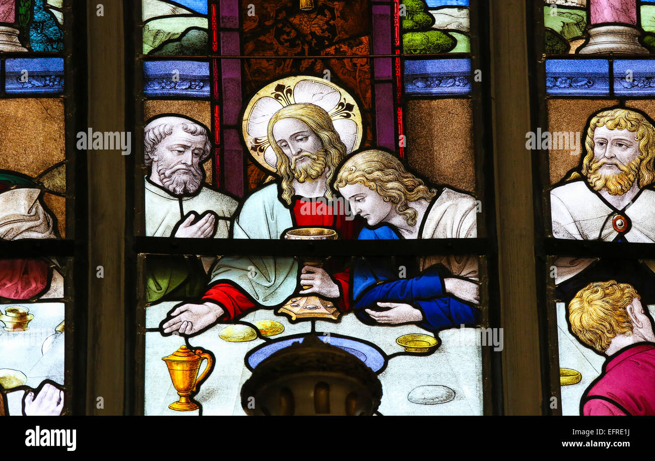 Vitrail représentant Jésus communion offre à ses Apôtres à la Dernière Cène Banque D'Images